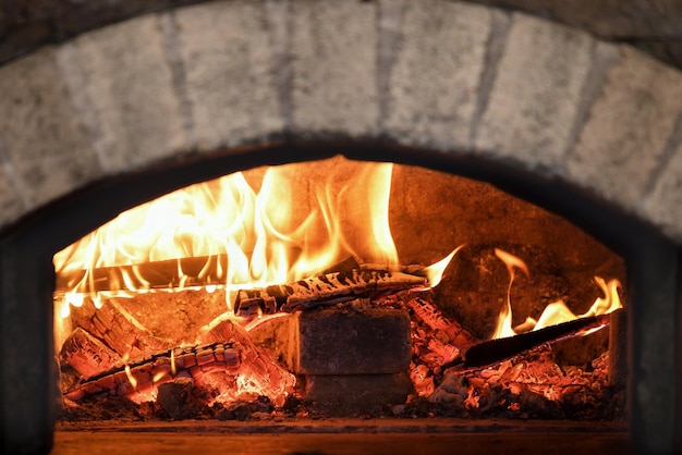 Traditioneller typischer italienischer Ofen für Pizza und Brot Ofen mit hellem Feuer