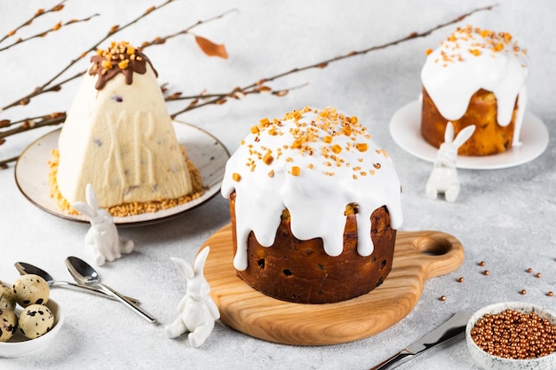 Traditioneller ukrainischer Osterkuchen mit Marshmallow-Glasur Hüttenkäse Paskha Ostertisch mit traditionellem Dessert Osterhase Russische Kulich