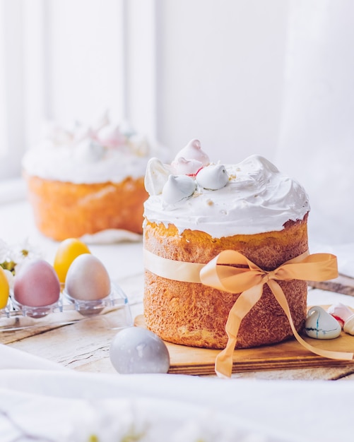 Traditioneller ukrainischer Osterkuchen mit weißem Schweizer Baiser