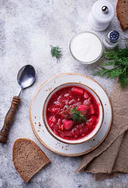 Traditioneller ukrainischer Rote-Bete-Suppe-Borschtsch