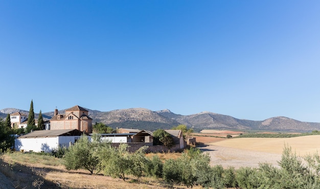 Traditioneller ummauerter Innenhof rund um einen Bauernhof oder ein Hotel in Spanien