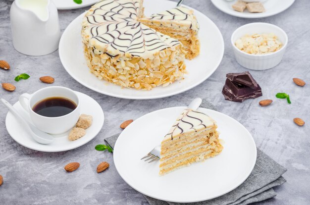 Traditioneller ungarischer Esterhazy-Kuchen auf einem weißen Teller auf einem Stein