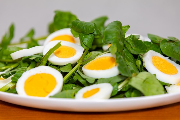 Traditioneller Wasserkressensalat mit Ei