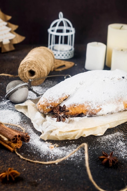 Foto traditioneller weihnachtlicher obstbrotstollen mit getrockneten beeren, nüssen und puderzucker