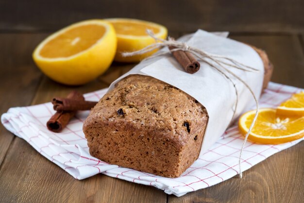 Traditioneller Weihnachtsbundt-Kuchen, verziert mit weißem Shugar-Ising und Fruchturlaubshintergrund