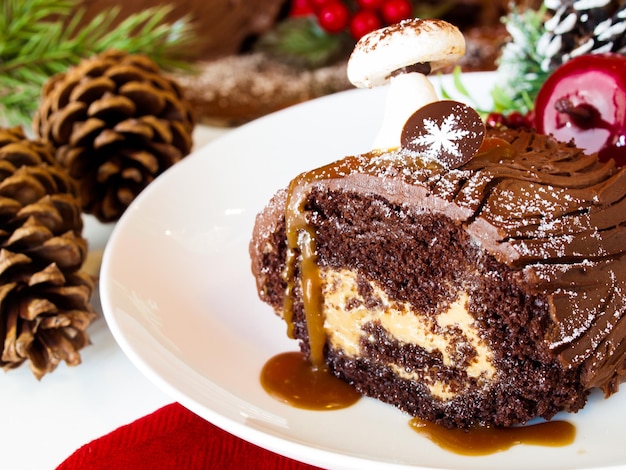 Traditioneller Weihnachtskuchen mit Marzipan-Pilzen.