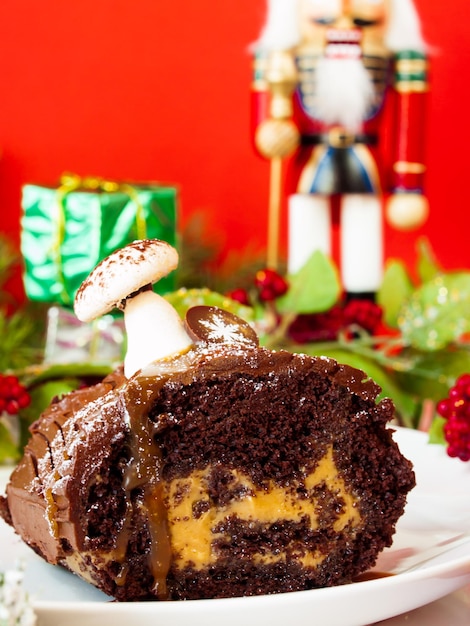 Traditioneller Weihnachtskuchen mit Marzipan-Pilzen.