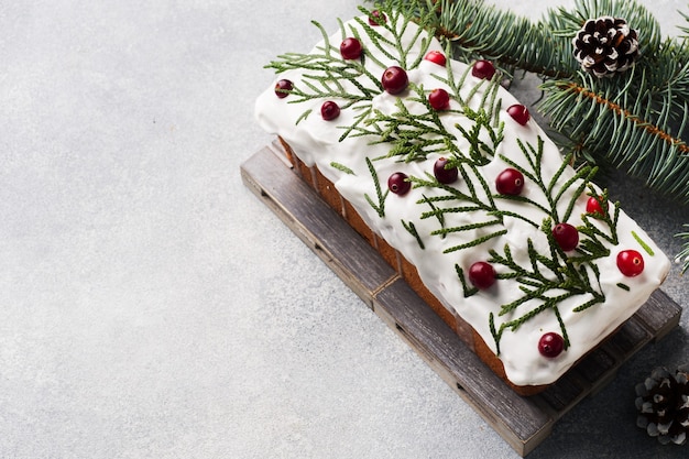 Traditioneller Weihnachtskuchen mit Preiselbeeren