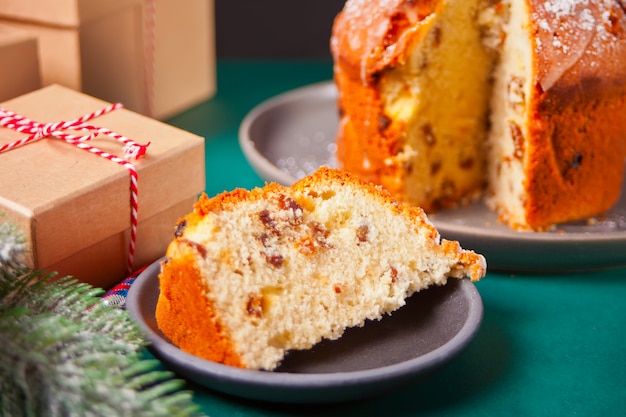 Traditioneller Weihnachtskuchen Panettone mit Früchten und Nüssen mit Weihnachtsdekoration