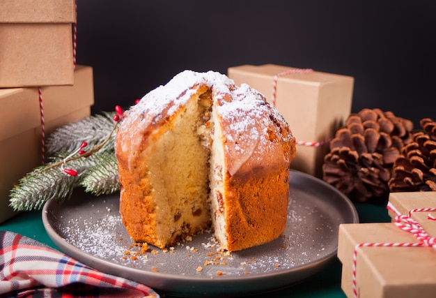 Traditioneller Weihnachtskuchen Panettone mit Früchten und Nüssen mit Weihnachtsdekoration