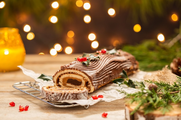 Foto traditioneller weihnachtskuchen schokolade yule log mit festlicher dekoration