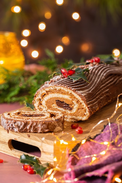 Traditioneller Weihnachtskuchen Schokolade Yule Log mit festlicher Dekoration