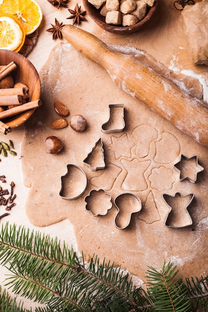 Traditioneller Weihnachtslebkuchen kocht auf dem Tisch