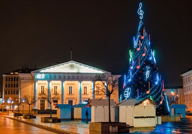 Traditioneller Weihnachtsmarkt im Rathaus von Vilnius in der Weihnachtsnacht. Litauen, Europa