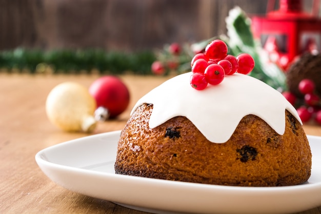 Traditioneller Weihnachtspudding auf Holztisch