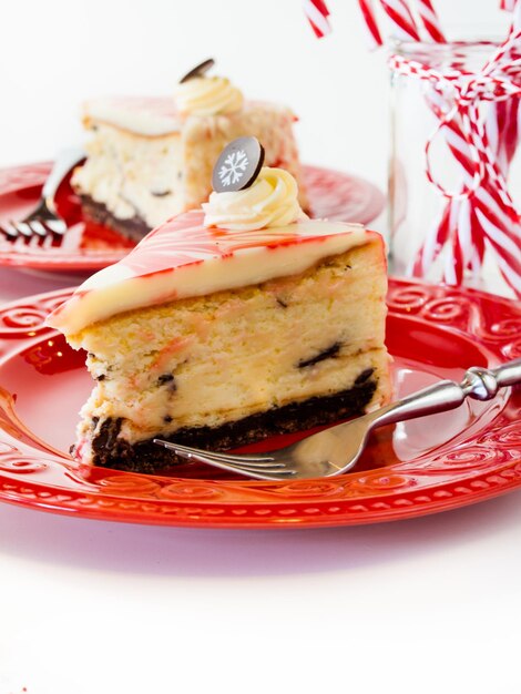 Traditioneller Weihnachtsweißer Schokoladen-Pfefferminz-Käsekuchen auf weißem Hintergrund.