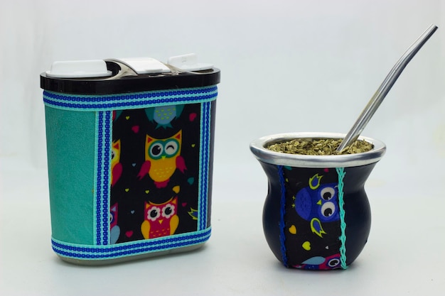 Traditioneller Yerba Mate-Tee in Tasse mit Bombilla-Strohhalm aus Metall, der als weißer Teehintergrund dient