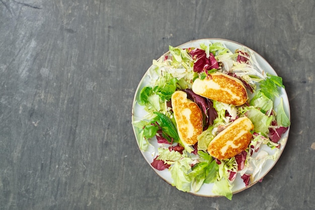 Traditioneller Zypern-Halloumi mit einer gesunden Gemüsemischung