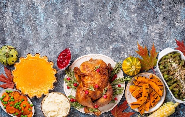 Traditionelles Abendessen am Erntedankfest. Gebackener Truthahn, Kürbiskuchen, Auflauf mit grünen Bohnen und Kartoffelpüree