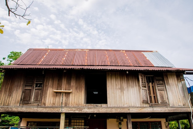 Traditionelles altes Dekor Holzwandmuster und Hintergrund Malaysisches Dorf