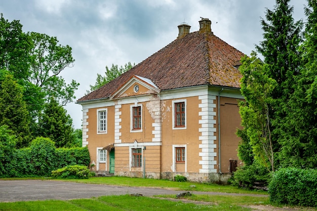 Traditionelles altes Herrenhaus auf dem Land Alte schäbige Mauern