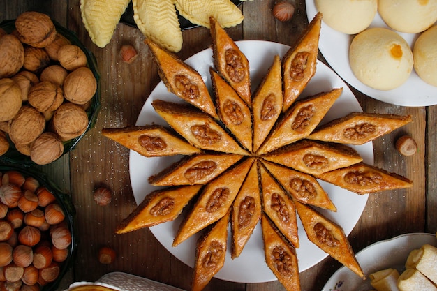 Traditionelles Aserbaidschan-Feiertagsplätzchenbaklava auf weißer Platte auf dem rustikalen Hintergrund