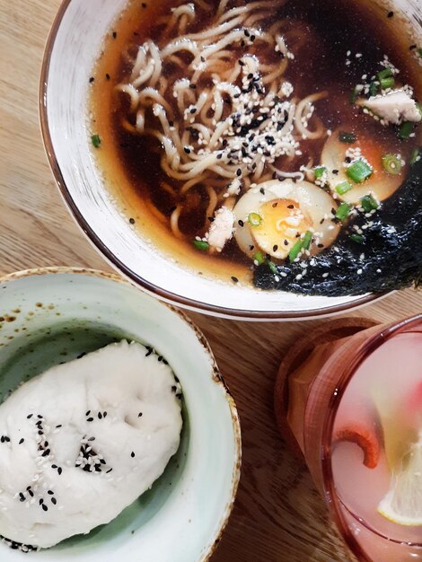 Traditionelles asiatisches Abendessen mit Ramen und Reisbrötchen auf einem Tisch