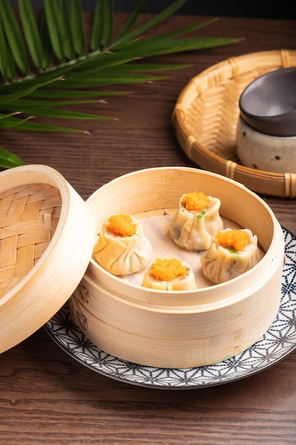 Traditionelles asiatisches Essen in einer Schüssel. Knödel für warme Gerichte