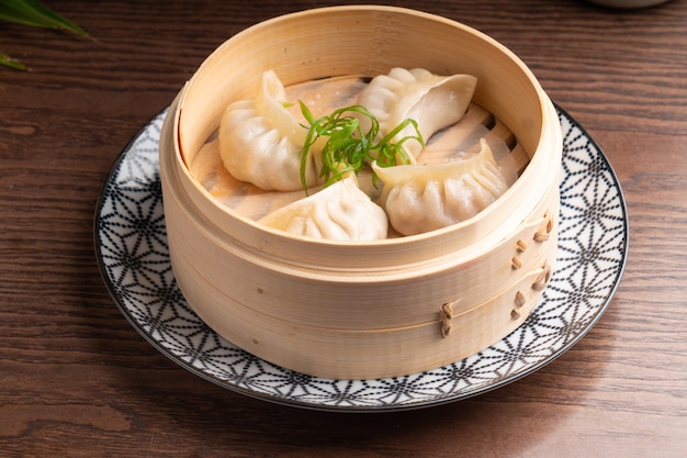 Traditionelles asiatisches Essen in einer Schüssel. Knödel für warme Gerichte