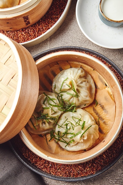 Traditionelles asiatisches Nationalgericht Manti Manta oder Manty wie Knödel im Bambusdampfer