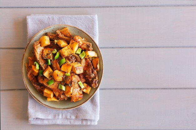 Traditionelles asiatisches tatarisches Gericht. Gedämpfte Kartoffeln mit Hammel und Gemüse auf dem Tisch