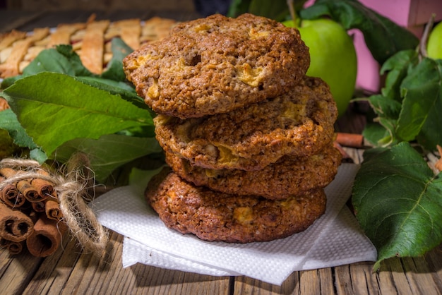 Traditionelles Backen im Herbst, hausgemachter Apfelkuchen und Apfelkuchen-Haferflocken-Zimt-Kekse, Halloween-Danksagung, Herbstbacken, gemütliches Backen auf Holzhintergrund