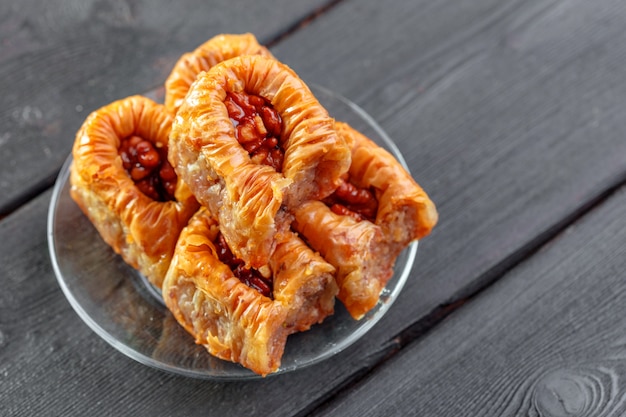 Traditionelles Baklava auf Holztisch