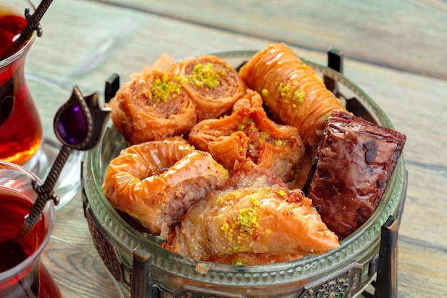 Traditionelles Baklava auf Holztisch