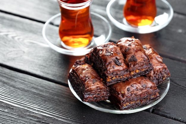 Traditionelles Baklava auf Holztisch