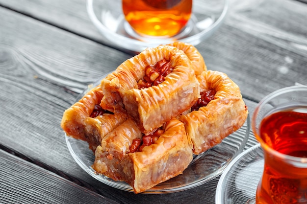 Traditionelles Baklava auf Holztisch