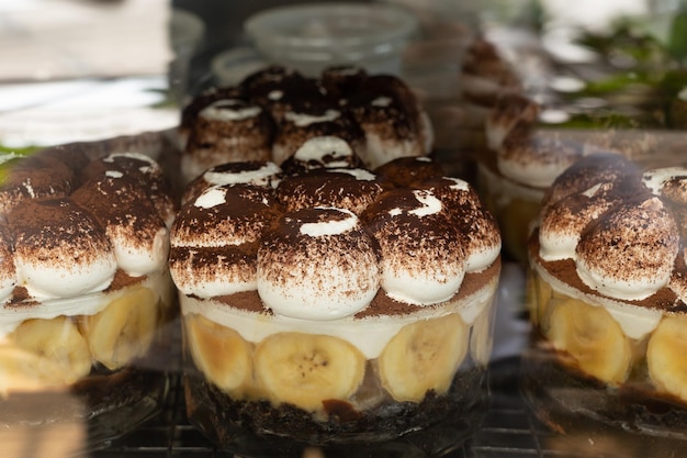 Traditionelles Banoffee-Dessert mit Karamellbanane und Schlagsahneverkauf im Café