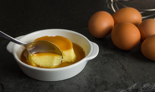 Foto traditionelles brasilianisches dessert, milchpudding.