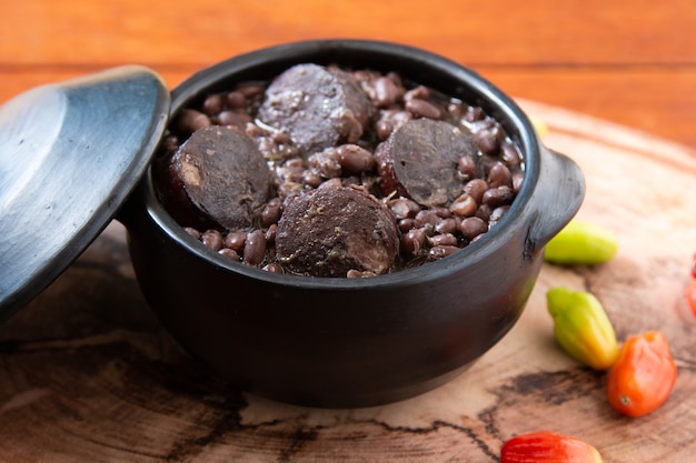 Foto traditionelles brasilianisches gericht feijoada