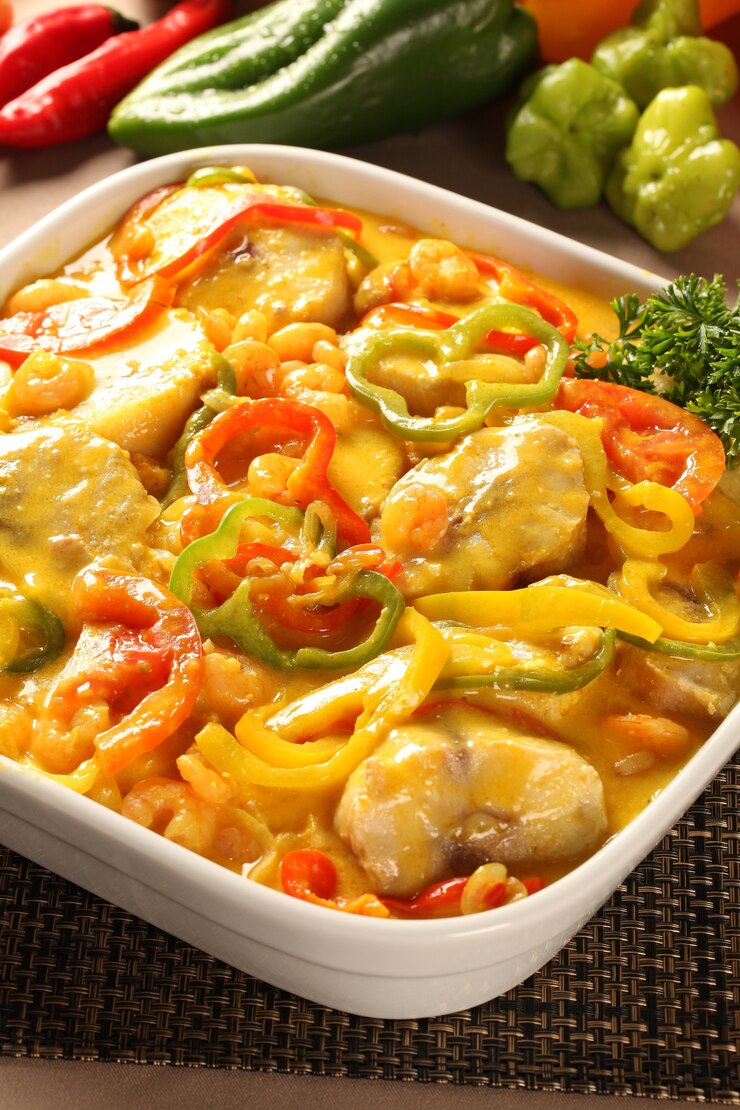 Foto traditionelles brasilianisches gericht namens moqueca de peixe.