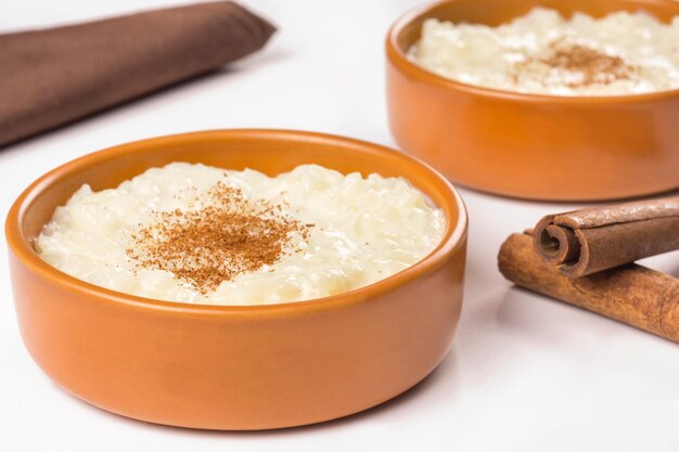 Foto traditionelles brasilianisches juni-party-dessert aus reis und kondensierter milch namens arroz doce in weiß