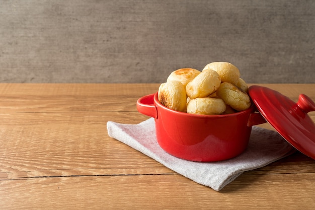 Traditionelles brasilianisches Snack-Käse-Brot in einem rustikalen roten Kochtopf