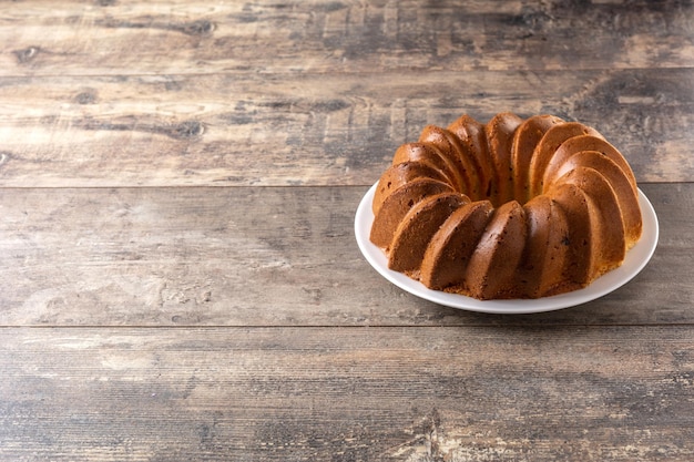 Traditionelles Bundt-Kuchenstück mit Rosinen auf Holztisch