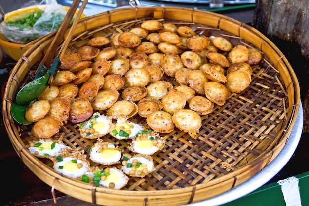 Traditionelles burmesisches Streetfood in Yangon, Burma