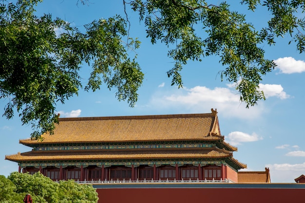 Traditionelles chinesisches Architekturdach mit Tieren. Unsterbliche und Bestien auf der Dachschräge. Authentische China-Stadt, die gelben Dachziegel mit Drachen