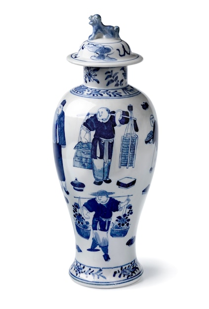 Traditionelles chinesisches blaues und weißes Glas mit Deckel auf weißem Hintergrund