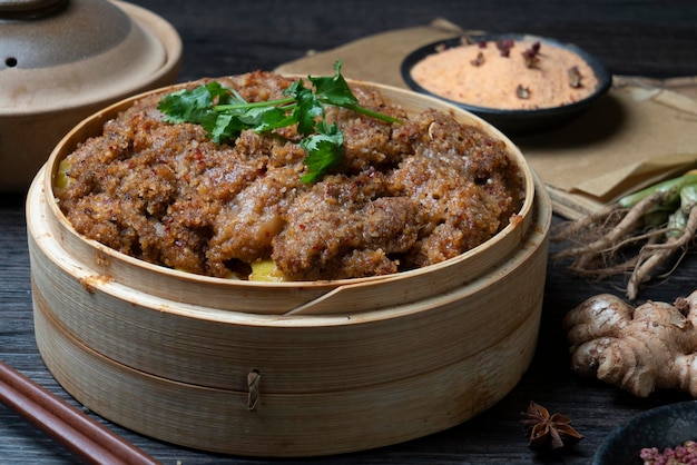 Traditionelles chinesisches Essen gedämpftes Hammelfleisch mit Mehl