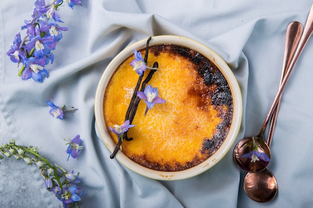 Traditionelles Dessert mit französischer Vanillecreme und karamellisiertem Zucker