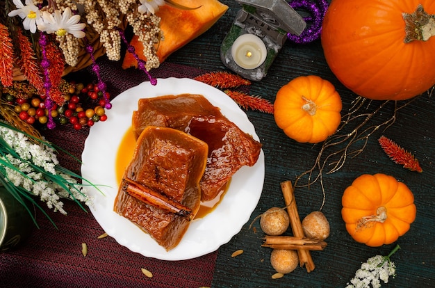 Traditionelles Dessert mit Honigkürbis der Dia de Muertos-Feier