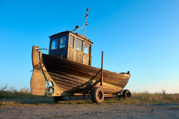 Traditionelles deutsches Fischerboot auf einer Küste von Ostsee auf Insel Rugen